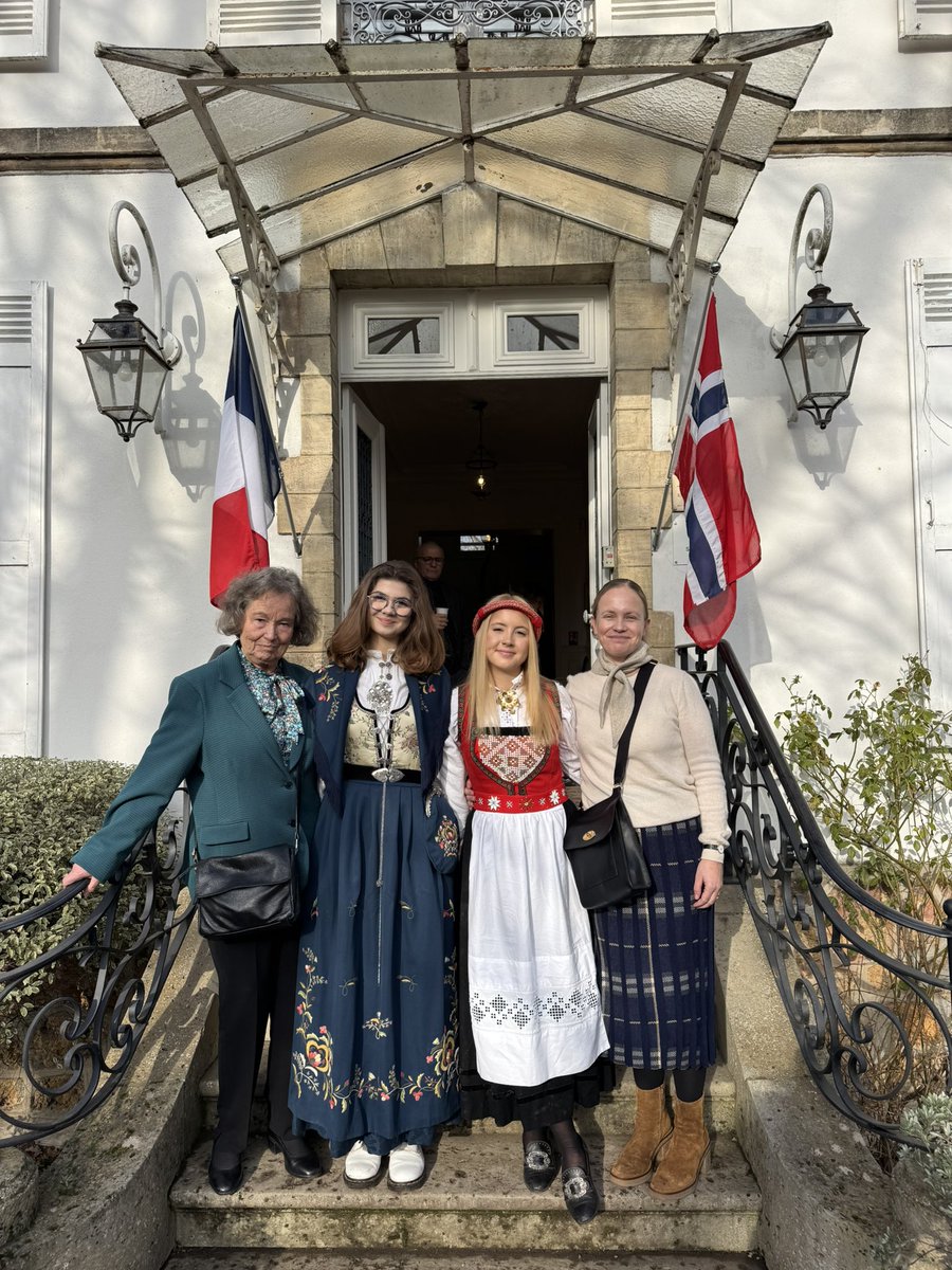 L'événement marquant du week-end. Notre magnifique Reine de Norvège, Sa Majesté la Reine Sonja, était présente pour le 30e anniversaire de l'église Norvégienne du Vésinet. Section Norvégienne du Lycee International de St. Germain-en-Laye, était bien représentée. Merci beaucoup 👑