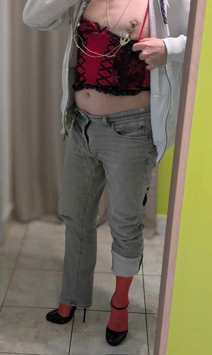 CharlineSissy's tweet photo. Prête pour finir son dossier.🥵
Je vous souhaite à tous une excellente soirée.
#plug #pinces #highheels #sissy #stringdujour https://t.co/272DcdDzxs
