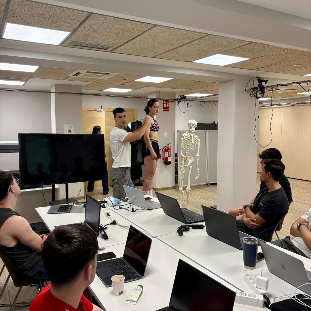 ui1Universidad's tweet photo. 📏 El alumnado del Máster en Nutrición y Dietética para la Práctica Deportiva realizó prácticas presenciales de cineantropometría, aplicando protocolos ISAK Nivel 1 y 2 🧍♂️📐 para la evaluación de la composición corporal del deportista.
#Ui1 #Nutricion #Deporte https://t.co/X1M89Oopgm