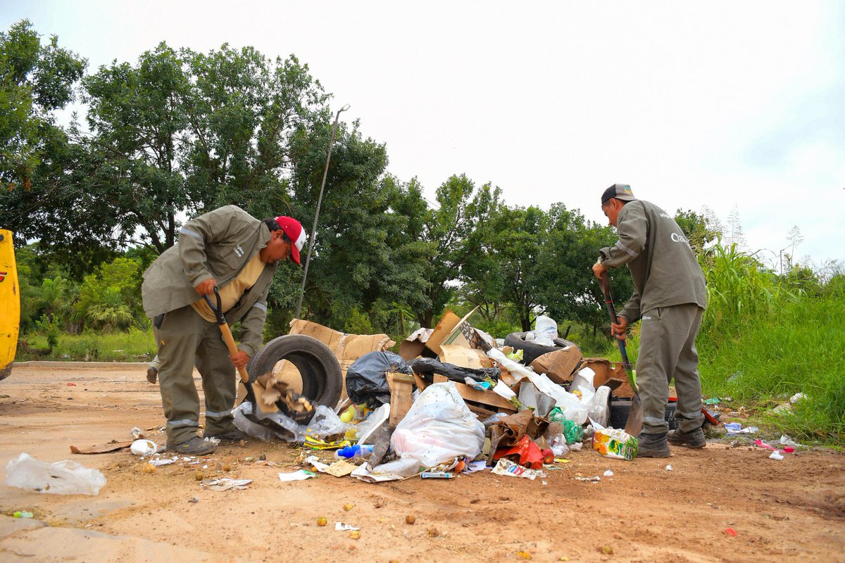 municorrientes's tweet photo. Más trabajos de limpieza y mantenimiento en toda la ciudad 👏  Las cuadrillas municipales trabajan en distintos puntos con la erradicación de minibasurales, despeje de ramas, perfilado y reconstrucción de calles en los barrios Serantes, Quintana, Pirayuí, entre otros 👷🏻�� https://t.co/hQckmzmm6o