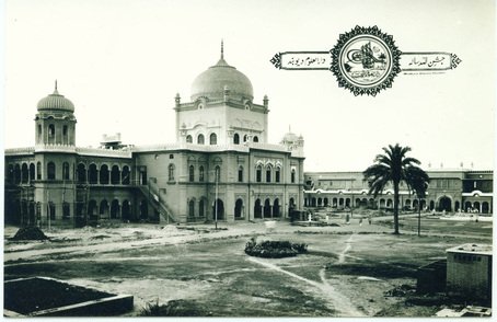 Darululoom077's tweet photo. 1950 کی دہائی میں، دارالعلوم دیوبند ایک اہم عالمی اسلامی تعلیمی مرکز کے طور پر قائم رہا، جو اپنے وسیع نصاب (درسِ نظامی) کے لیے مشہور تھا، جس میں مختلف ممالک کے طلباء کا رخ کیا جاتا تھا، اور قرآن و حدیث پر زور دیا جاتا تھا۔ مولانا حسین احمد مدنی پرنسپل کے طور پر ممتاز تھے، https://t.co/aK3LiUrMHS