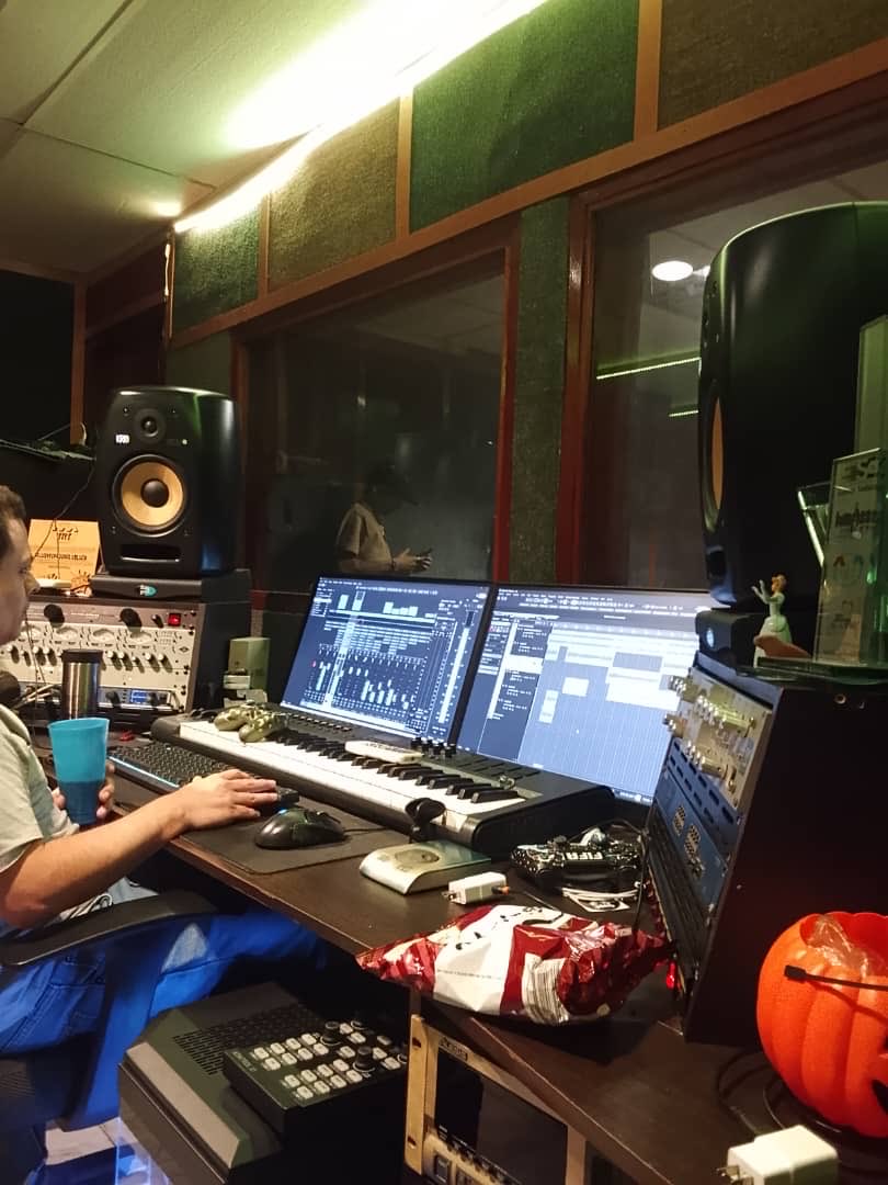 abadtunner's tweet photo. Ayer 2 AM con l@s muchach@s haciendo música en uno de los mejores estudios de la city, algo que le he pedido a Dios este año y me lo ha concedido, estar más enfocado, hacer billete, y no meterme en la vida de nadie, ha funcionado, y estoy agradecido, no hay compe :* admiren https://t.co/l4SHKqpvO6