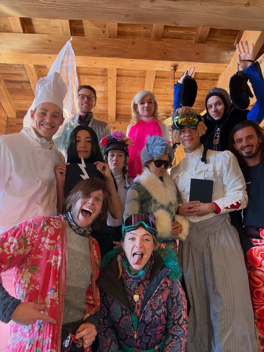 florence pugh’s friends dressing up as her and her characters for her bday is iconic