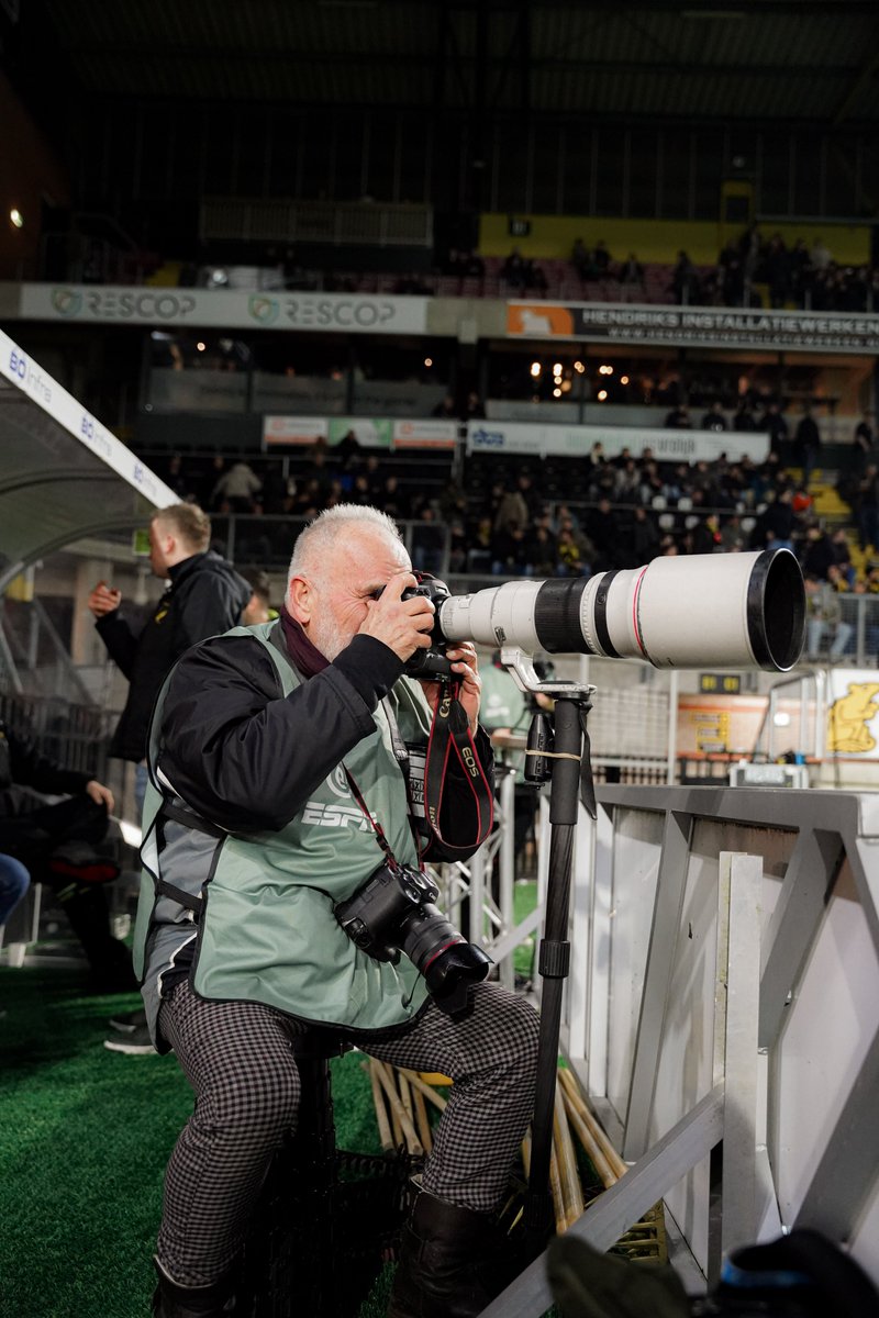 necnijmegen's tweet image. De 𝗴𝗿𝗼𝘁𝗲 afwezige.. ❌

Vanavond mist huisfotograaf Broer van den Boom voor het eerst sinds augustus 2000 (!) een officiële wedstrijd van N.E.C. 🤯

Het affiche toen? N.E.C. - De Treffers, in de beker. 😅

#TRENEC