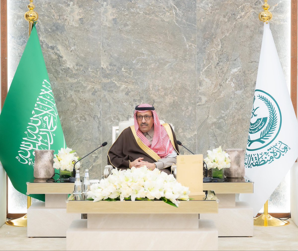 jomanalkarat's tweet photo. أمير منطقة الباحة يطّلع على عيادات التمكين وجهود وزارة الموارد البشرية في خدمة المستفيدين بمنطقة الباحة 

استقبل صاحب السمو الملكي الأمير الدكتور حسام بن سعود بن عبدالعزيز أمير منطقة الباحة، في مكتبه بديوان الإمارة، وكيل وزارة الموارد البشرية والتنمية الاجتماعية للضمان الاجتماعي الدكتور مازن الزامل، ووكيل الوزارة للتأهيل والتوجيه الاجتماعي الدكتور ناصر بن محمد القطامي.

واستمع سموه لشرح عن جهود وزارة الموارد البشرية والتنمية الاجتماعية في خدمة المستفيدين بمنطقة الباحة، وبرامجها الهادفة إلى تعزيز التمكين الاجتماعي والاقتصادي، إلى جانب مناقشة مجالات التعاون والتكامل بين الجهات ذات العلاقة بما يسهم في تطوير منظومة الخدمات الاجتماعية بالمنطقة.

كما اطّلع سمو أمير منطقة الباحة على عرض تعريفي حول عيادات التمكين، تضمن نموذج العمل المقترح وآلية التنفيذ، والمسارات المستهدفة لخدمة المستفيدين وفق مفهوم النافذة الواحدة، بما يسهم في رفع كفاءة تقديم الخدمات وتحقيق الاستدامة للمستفيدين.

ونوّه سموه بما توليه القيادة الرشيدة – أيدها الله – من عناية بتمكين جميع فئات المجتمع، وتعزيز المسؤولية المجتمعية، والارتقاء بمنظومة التنمية البشرية، مشيدًا بتوجهات الوزارة وبرامجها.

من جانبهم، أعرب وكيلا الوزارة عن شكرهما وتقديرهما لسمو أمير منطقة الباحة على دعمه ومتابعته، مؤكدين حرص الوزارة على تطوير المبادرات والبرامج الاجتماعية بما يواكب تطلعات القيادة الرشيدة ويلبي احتياجات المستفيدين في المنطقة ومحافظاتها.