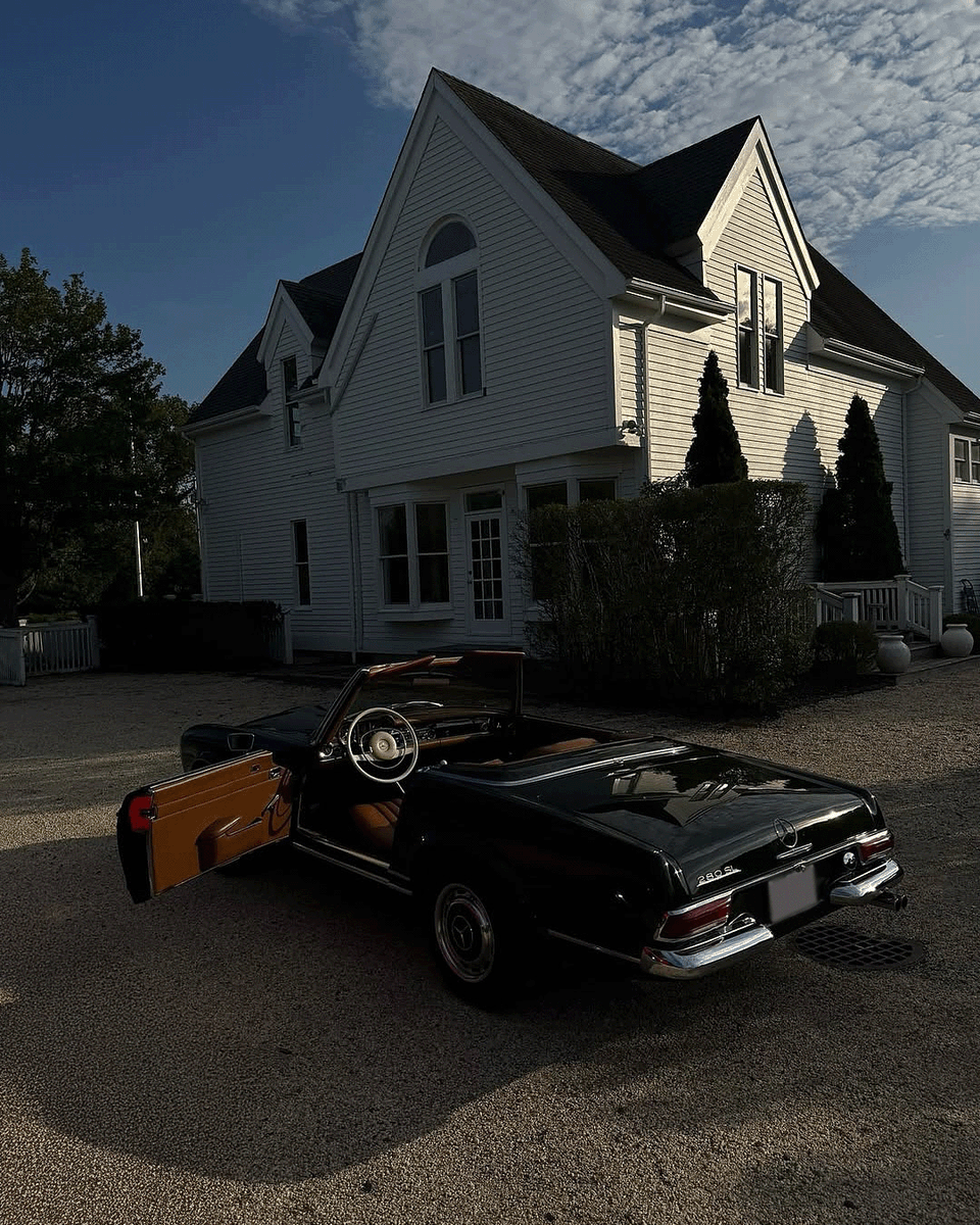 MercedesBenz's tweet photo. Scene: the 280 SL makes a calm entrance with main-character confidence.

📷 oldmoneyxlifestyle (IG) for #MBfanphoto 

#MercedesBenz #MBclassic https://t.co/Jo6lH7vGo7