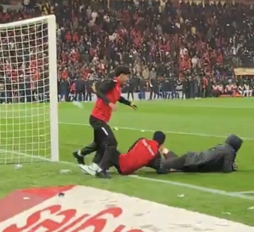 ActuFoot_'s tweet image. 🚨 𝗝𝗘́𝗥𝗢̂𝗠𝗘 𝗔𝗟𝗢𝗡𝗭𝗢 𝗖𝗥𝗜𝗧𝗜𝗤𝗨𝗘 𝗩𝗜𝗩𝗘𝗠𝗘𝗡𝗧 𝗟𝗘𝗦 𝗩𝗢𝗟𝗦 𝗗𝗘 𝗦𝗘𝗥𝗩𝗜𝗘𝗧𝗧𝗘𝗦 𝗘𝗧 𝗟𝗘𝗦 𝗦𝗜𝗧𝗨𝗔𝗧𝗜𝗢𝗡𝗦 𝗟𝗨𝗡𝗔𝗜𝗥𝗘𝗦 𝗗𝗢𝗡𝗧 𝗔 𝗘́𝗧𝗘́ 𝗩𝗜𝗖𝗧𝗜𝗠𝗘 𝗬𝗘𝗛𝗩𝗔𝗡𝗡 𝗗𝗜𝗢𝗨𝗙 🇸🇳 😠 :

« Dans un match comme ça, que le monde entier…