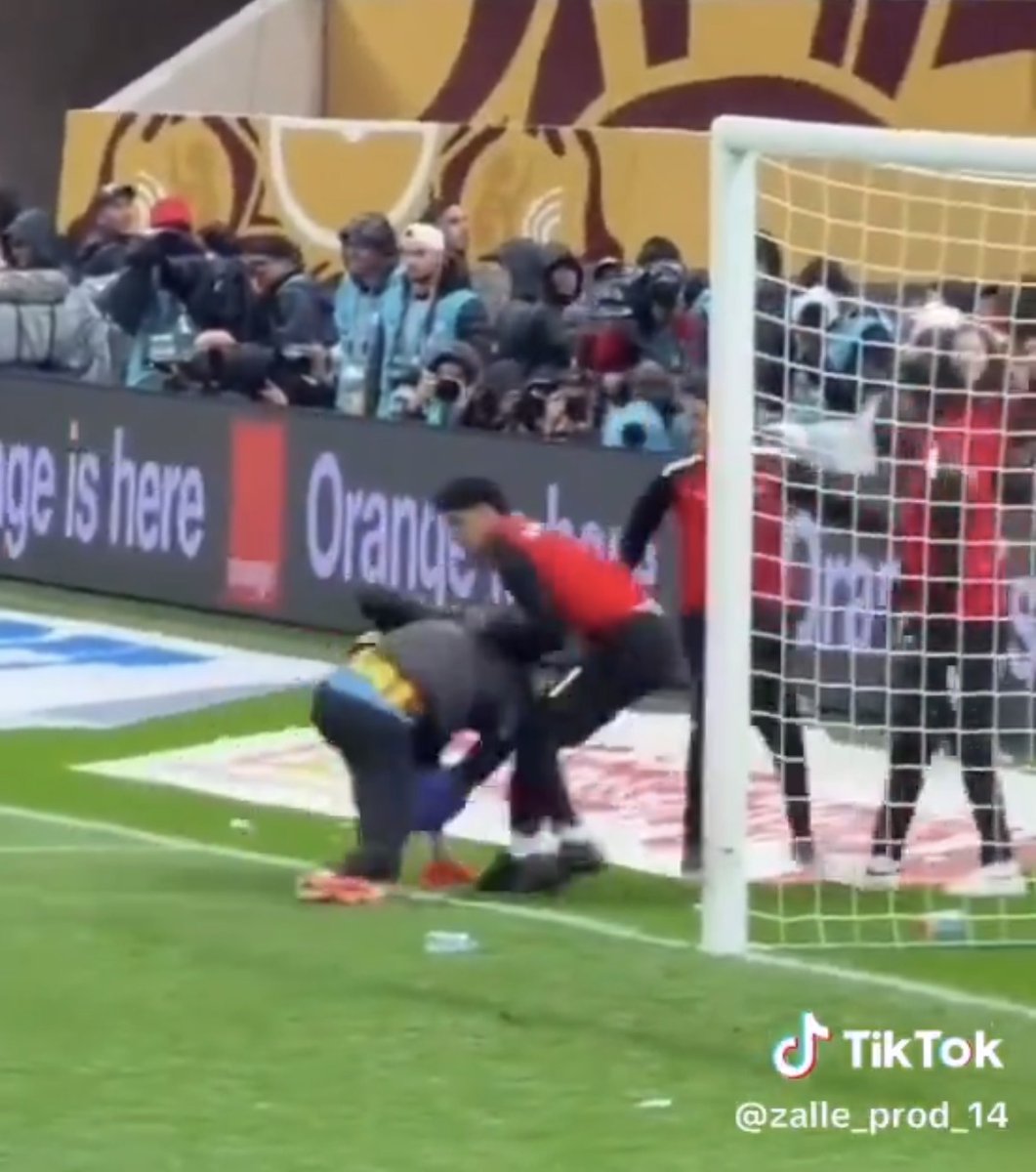 ActuFoot_'s tweet image. 🚨 𝗝𝗘́𝗥𝗢̂𝗠𝗘 𝗔𝗟𝗢𝗡𝗭𝗢 𝗖𝗥𝗜𝗧𝗜𝗤𝗨𝗘 𝗩𝗜𝗩𝗘𝗠𝗘𝗡𝗧 𝗟𝗘𝗦 𝗩𝗢𝗟𝗦 𝗗𝗘 𝗦𝗘𝗥𝗩𝗜𝗘𝗧𝗧𝗘𝗦 𝗘𝗧 𝗟𝗘𝗦 𝗦𝗜𝗧𝗨𝗔𝗧𝗜𝗢𝗡𝗦 𝗟𝗨𝗡𝗔𝗜𝗥𝗘𝗦 𝗗𝗢𝗡𝗧 𝗔 𝗘́𝗧𝗘́ 𝗩𝗜𝗖𝗧𝗜𝗠𝗘 𝗬𝗘𝗛𝗩𝗔𝗡𝗡 𝗗𝗜𝗢𝗨𝗙 🇸🇳 😠 :

« Dans un match comme ça, que le monde entier…