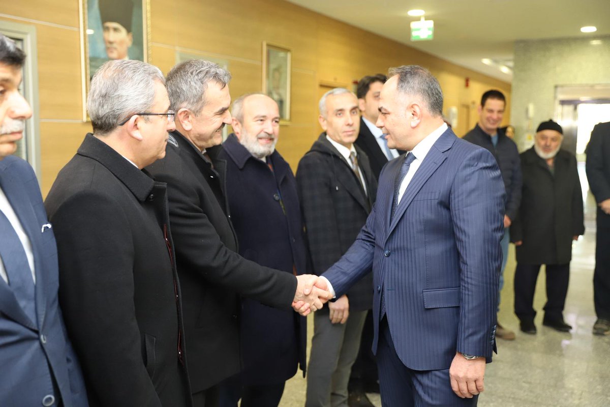 GSB_Cankiri's tweet photo. Çankırı Valiliği görevine resmen başlayan Sayın Valimiz Hüseyin Çakırtaş, Valilik binası önünde düzenlenen törenle karşılandı. 
Karşılama törenine katılan İl Müdürümüz Sadık Ak, Vali Çakırtaş’a yeni görevinde hayırlı olsun temennilerinde bulundu.
@OA_BAK @gencliksporbak https://t.co/6JxZEz2sjM