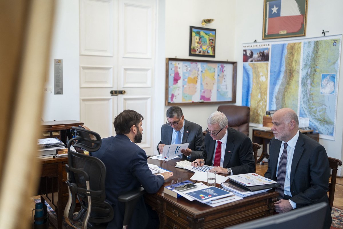 GabrielBoric's tweet image. Chile vive días difíciles y es una tarea de Estado enfrentar esta emergencia con toda la celeridad posible. Acabamos de tener una importante reunión de trabajo con el presidente electo, José Antonio Kast, en la que hemos detallado el despliegue que las distintas instituciones han…