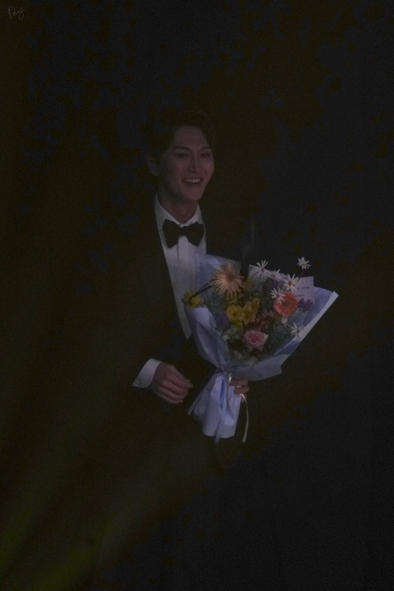 260119 #제10회한국뮤지컬어워즈 

선녀프란 꽃 주고싶어서 어둠속에 숨어계셨던 긍버트미남킨케이드씨🥹🫶🏻

주연상(남자) 수상 #박은태 배우님
‘매디슨 카운티의 다리’ - 로버트 킨케이드 役