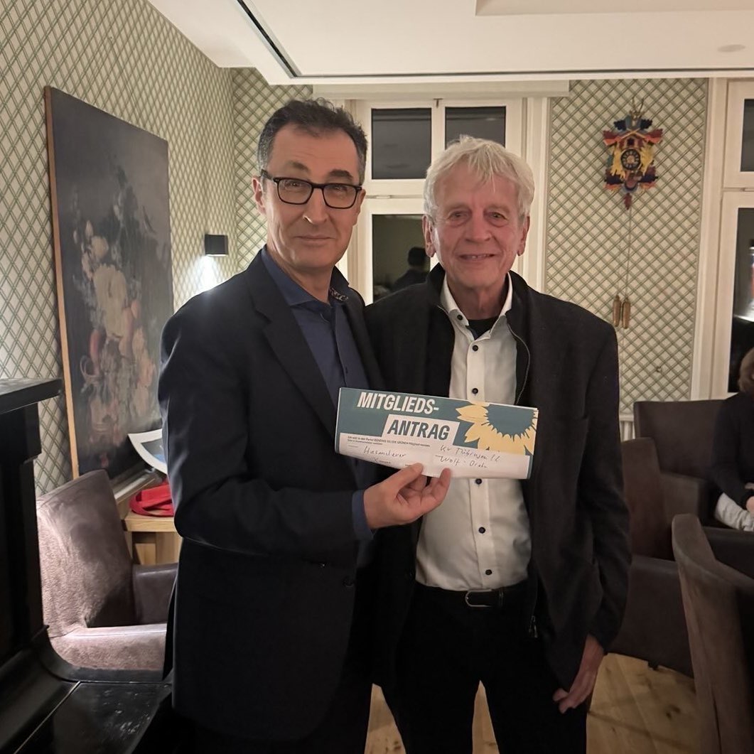 cem_oezdemir's tweet image. Im Nov. 1981 bin ich nach einer Veranstaltung von Wolf-Dieter Hasenclever bei den Grünen eingetreten. 
Er brachte die Grünen 1980 erstmals in den BW-Landtag. Zwischenzeitlich war er in der FDP aktiv. Umso mehr freut es mich, dass er jetzt zurückgekehrt ist und mich unterstützt.