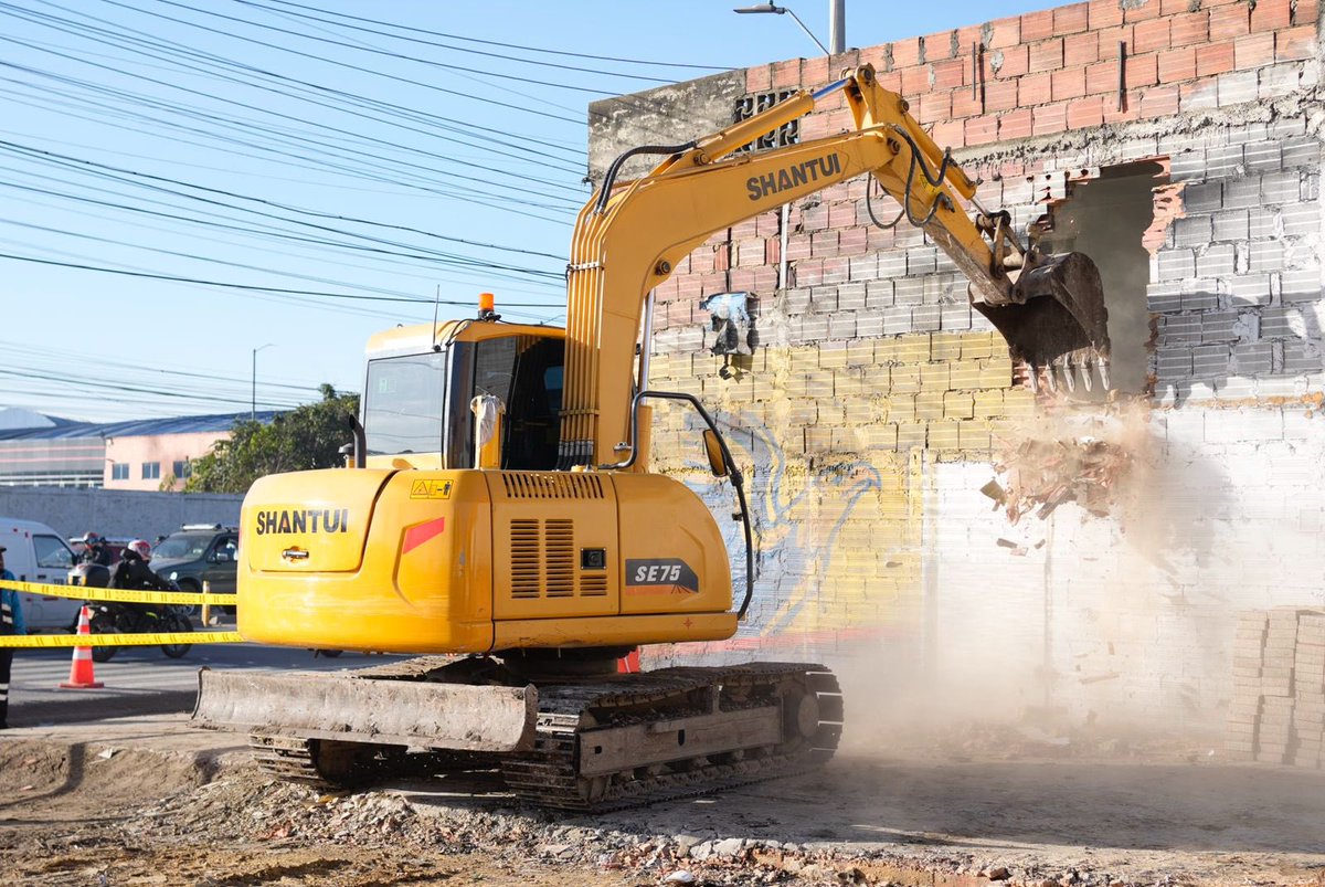 JorgeEmilioRey's tweet photo. Iniciamos la construcción de la ciclorruta entre el sector Casa Blanca (en Funza) y Siberia (en Cota), corredor donde a diario se movilizan más de 9.000 personas en bicicleta, quienes, durante años, lo han hecho jugándose la vida, por compartir calzada con todo tipo de vehículos, en especial con tractocamiones. En los últimos 10 años hemos tenido, en promedio, 63 muertes de ciclistas por año, tan solo en este corredor.

Ante este panorama, construiremos la ciclorruta suburbana con las mejores especificaciones de ancho del país: doble calzada, bidireccional y con 6 metros de perfil (3,8 metros de ciclorruta y 1,2 metros de andenes peatonales).

Serán 6,4 kilómetros de intervención, con 320 luminarias solares, manejo de aguas lluvias, un puente sobre el humedal Gualí y un circuito cerrado de televisión para monitorear comportamientos inadecuados y sancionarlos en tiempo real.

A este tramo, priorizado por su alto nivel de tráfico y siniestralidad, se sumarán cuatro tramos más en otros municipios, que vamos intervenir desde el departamento, para completar 26 kilómetros de ciclorruta.

Hoy arrancan las obras y esperamos culminarlas en el primer trimestre de 2027. A Jeimmy Villamil, alcaldesa de Funza (@AlcaldiaFunza), gracias por su trabajo juicioso y responsable. ¡La espera terminó!