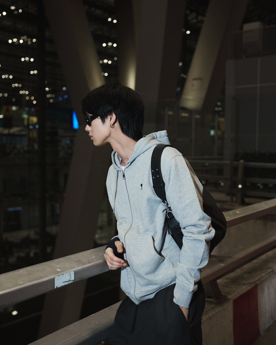 mintmag_th's tweet image. หล่อโดนใจ! เสิร์ฟแอร์พอร์ตลุคหนุ่ม #ไบร์ทวชิรวิชญ์ พร้อมบินลัดฟ้าเข้าร่วมชม Ami Paris FW26 Show ณ กรุงปารีส ประเทศฝรั่งเศส ในที่ 22 มกราคมนี้ เวลา 2.00 น. ตามเวลาประเทศไทย รอชมลุคใหม่ของเจ้าตัวได้เลย💚

#bbrightvc
#AmiParis #AmiFW26 #AmiParisXBRIGHT 
#MintNews