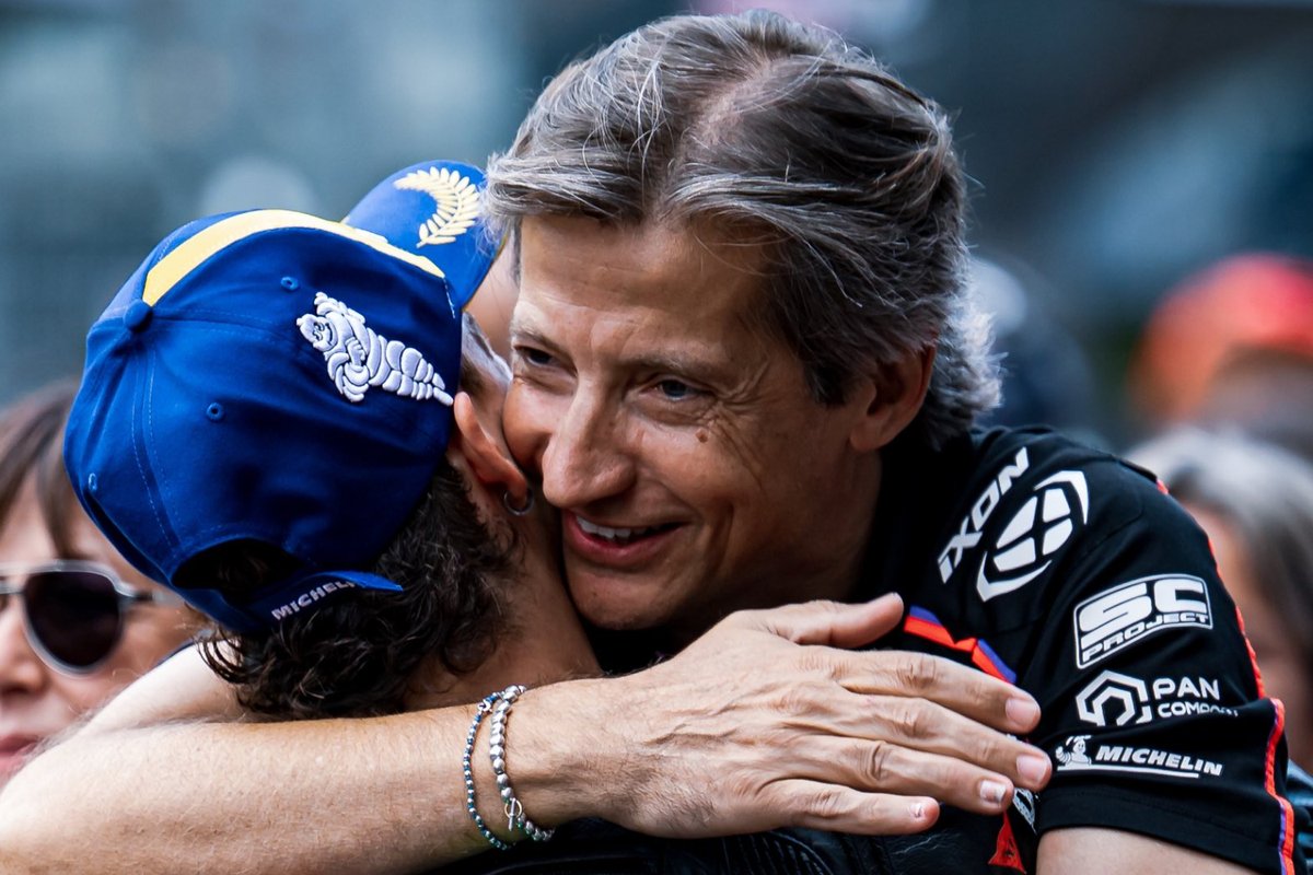 AlessioPiana130's tweet photo. #MotoGP 

Massimo Rivola alla presentazione Aprilia: "Credo che Marquez resterà in Ducati, Acosta ha detto che vuole la Ducati a tutti i costi, pertanto credo che quella sia una coppia praticamente fatta".

Luigi Dall'Igna oggi alla presentazione Ducati (a DAZN España): "Ho visto che Rivola ha parlato più di Ducati che di Aprilia nel corso della sua presentazione. Lascio fare a lui tutte le considerazioni che vuole".