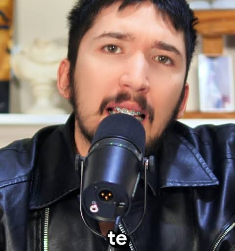 Hay que ser bien weon para depositarle plata a este saco wea que ni sabe conectar un micrófono