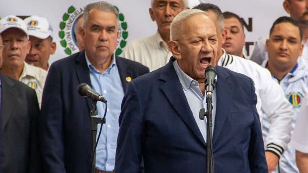 El secretario general de Acción Democrática (AD), Bernabé Gutiérrez, señaló en rueda de prensa que el país no puede ser entregado "en bandeja de plata" a los Estados Unidos ni a ninguna otra nación. En este sentido, indicó que Venezuela debe ser un país libre y soberano,