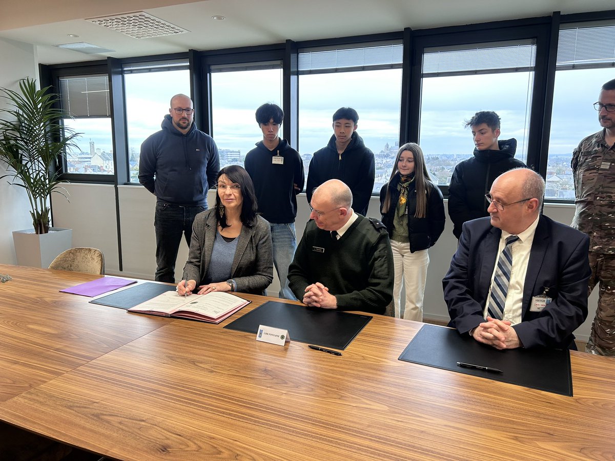 dsden18's tweet photo. ✍️ Signature d’une convention de Classe Défense entre l’Ecole du Train et de la Logistique Opérationnelle et le lycée Marguerite de Navarre de Bourges
➡️ Un très beau projet pour cette classe de seconde https://t.co/o0podmSwq3