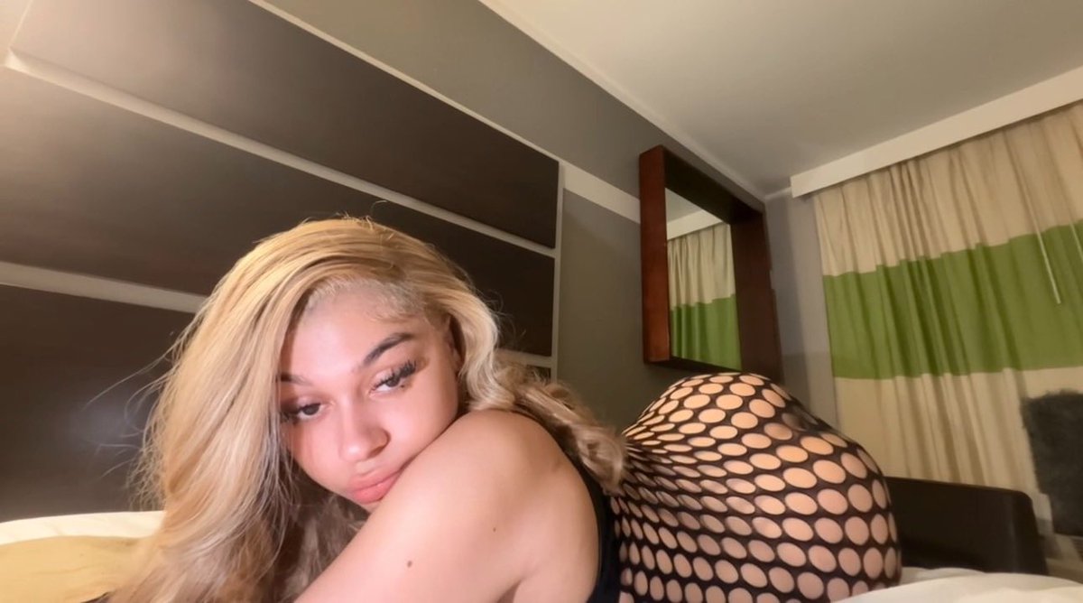 your favorite little secret 😉💋 tweet media