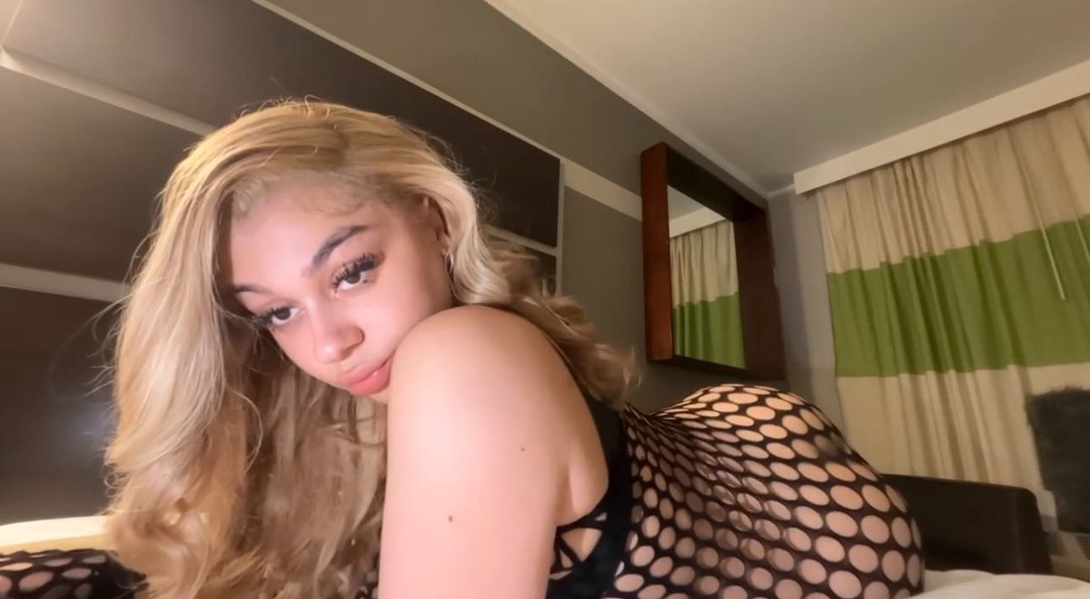 your favorite little secret 😉💋 tweet media
