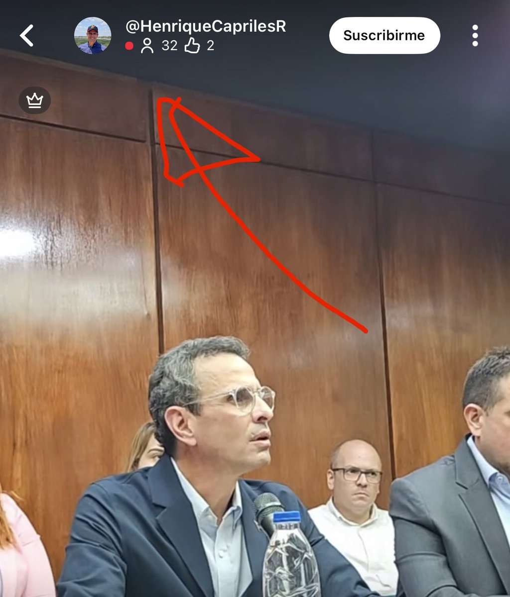 AngelLopeez's tweet image. Capriles cree que hablarle al país es hacer un live en YouTube y que se conecten 32 personas.🤣
