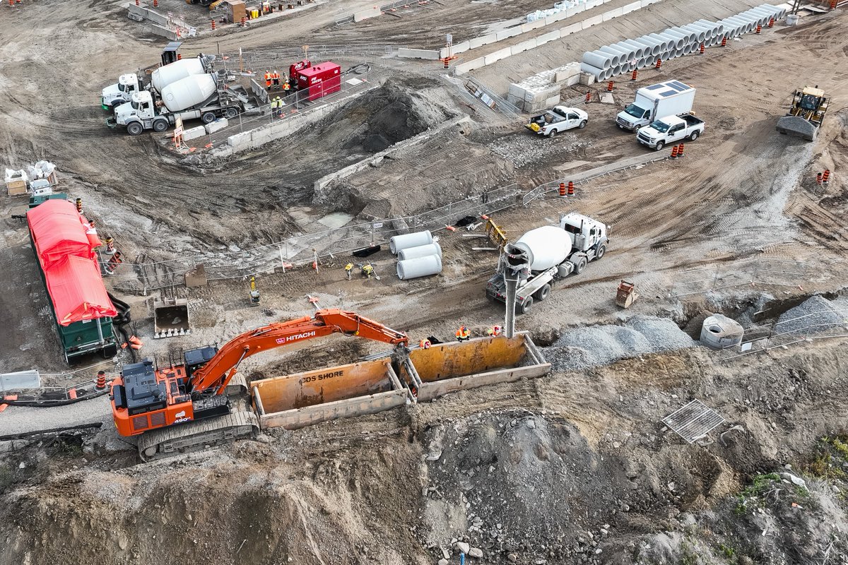 YongeSubwayEXT's tweet photo. On s'attelle à la préparation du puits de lancement pour les futurs travaux de prolongement du métro Yonge Nord. 👷 Ces photos montrent l'avancement des travaux sous différents angles. https://t.co/Zt4gakDY0A