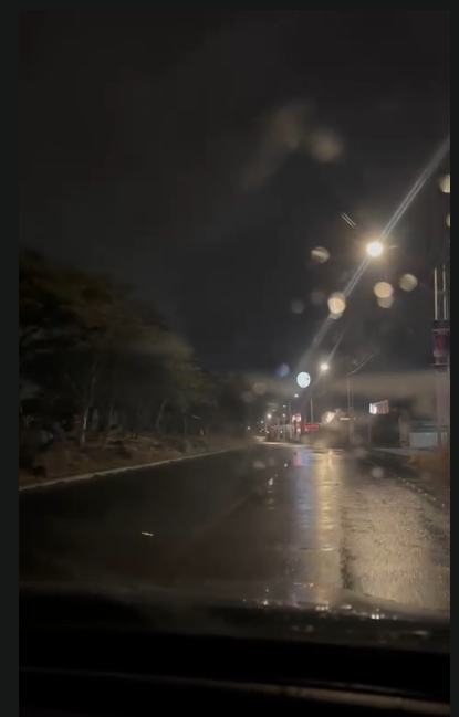 Jeiva85's tweet photo. @qromunicipio @FeliFerMacias @gobqro @pcmqro @AlertaQro @ADQueretaro @spublicosqro LLovio el Sabado y nuevamente el charco enorme que se hace sobre prolongacion bernardo quitnana en direccion a peña flor.
Nuevo accidente por el mismo problema.
@qromunicipio 
En serio rogamos que vengan a solucionar esto. https://t.co/HMt3fUhAMK