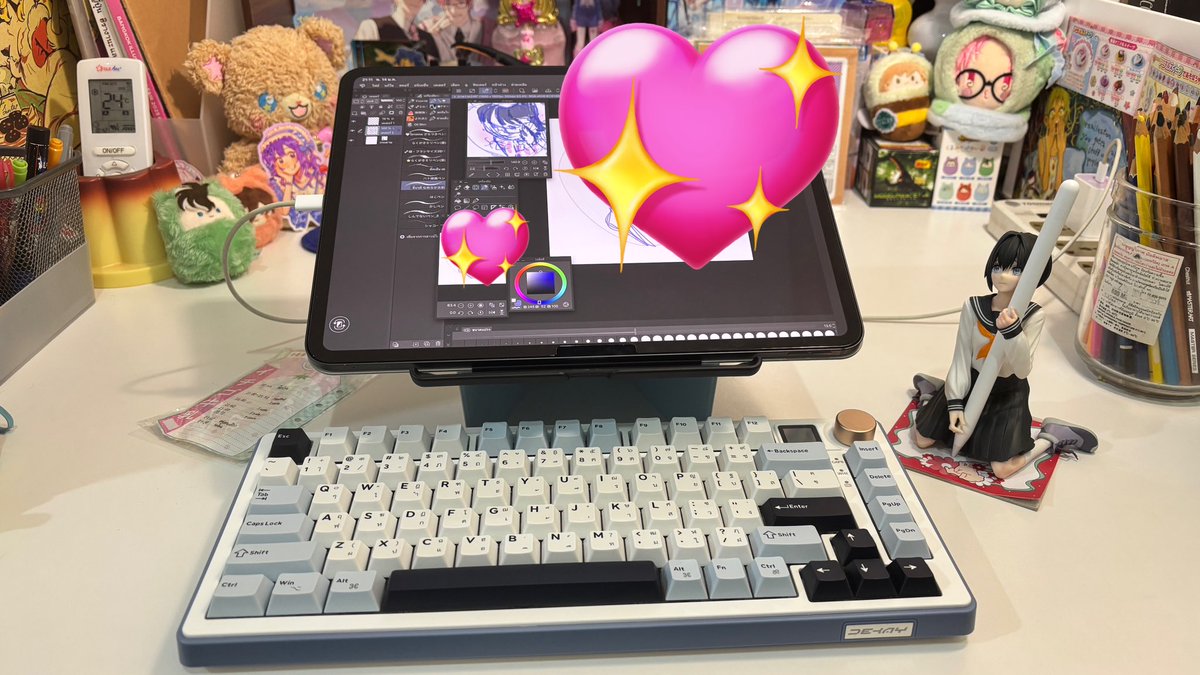 remimiarea's tweet image. ต้นปีที่ผ่านมาตัดสินใจซื้อคีย์บอร์ดบลูธูทดูค่ะ (เอามาทำแคนว่าโดยเฉพาะ&amp;gt;.&amp;lt;) อาจไม่แพงมาก แต่เป็นเป็นเงินก้อนนึงที่ได้มาจากขายงานวาดเอง (มันมีจอใส่รูปgifได้ด้วยทุกคน😭😭🙏🙏 คิตตี้คาวาอี้)

ล่าสุดตอนนี้เอามาลองใช้กะคลิปสตูดู เห้ย มันสะดวกขึ้นเลยอ่ะ ไม่ต้องยกปากกามาเปลี่ยนอุปกรณ์😳
