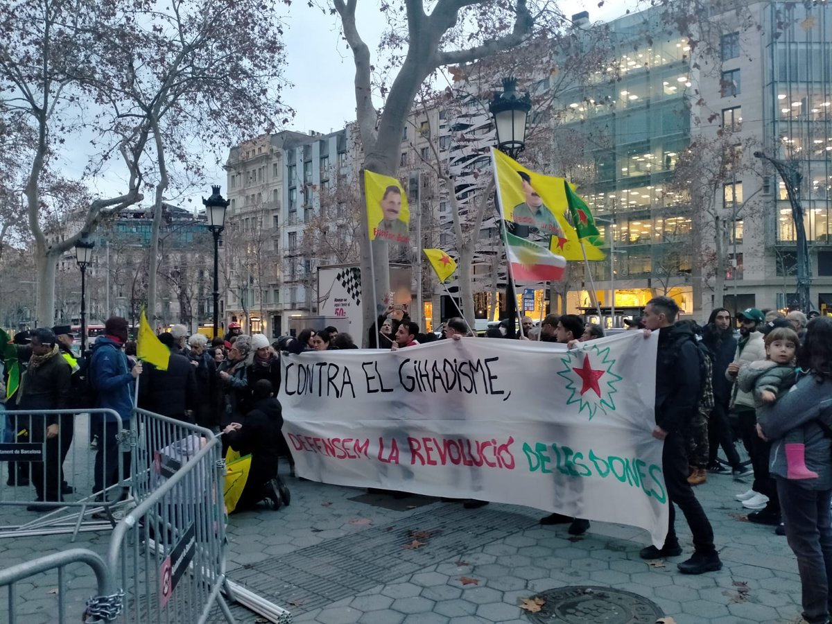 el_lokal's tweet photo. [Ara mateix] Dilluns 19 de gener 17:30 Comissió EU a Pg. de Gràcia, 90, 1 (BCN) #DefensemRojava https://t.co/izpZ15EIpp