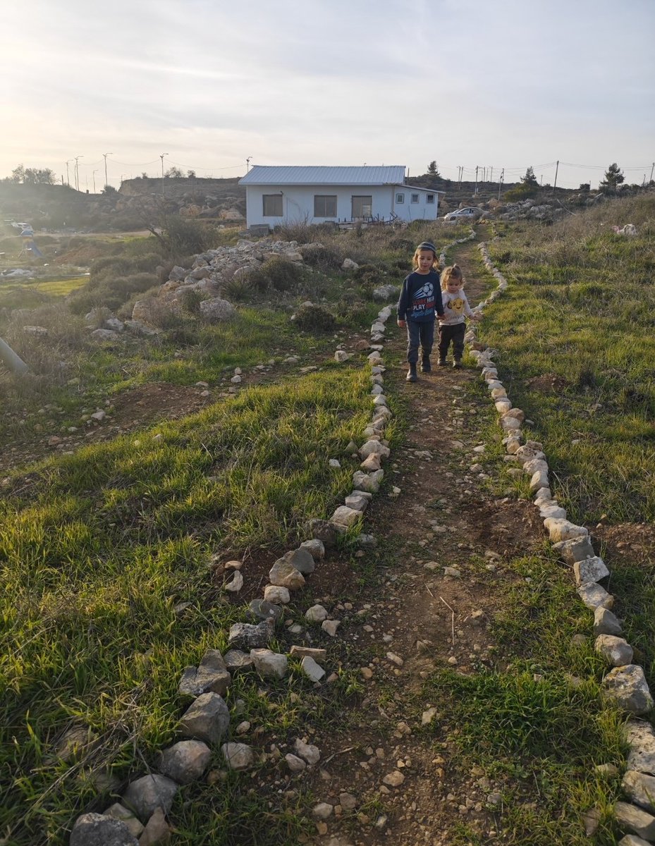 יישר כוח לח"כ לימור סון הר מלך על כנס התמיכה בחלוצים בהתיישבות.

 למיטב ידיעתי זהו הכנס ראשון שנערך בכנסת ואולי אפילו מחוצה לה שבו באופן חריג לא חלוקת הקרקעות של חוסיין מלך ירדן קבעה מי נחשב חלוץ שמיישב את הארץ  ומי סתם נער שוליים שפוגע בהתיישבות אלא הבטחתו של אלוקים לאברהם יצחק