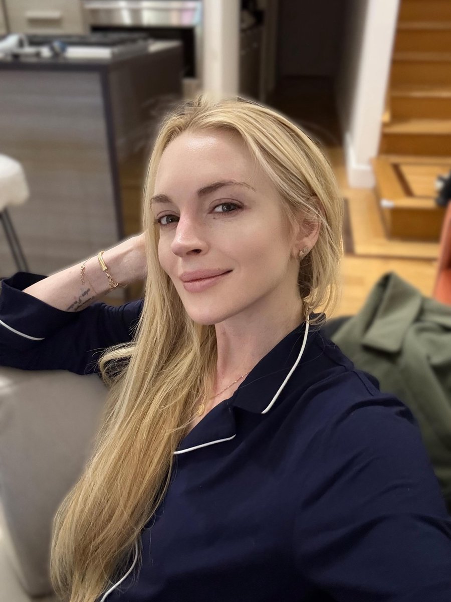 lavitalohan's tweet image. Lindsay Lohan looks beautiful in new selfies.