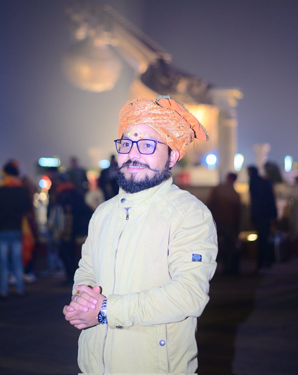 vishalji2000's tweet photo. गिरगिट तो यूँ ही बदनाम है,
रंग बदलना तो इंसानों का काम है। https://t.co/ep48FkFPgL