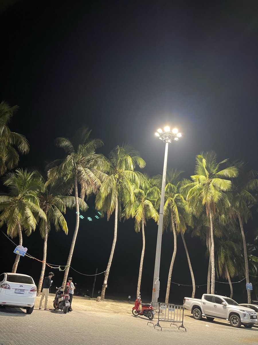 ⚫️ตรงกลางสีดำและขาว⚪️ tweet media