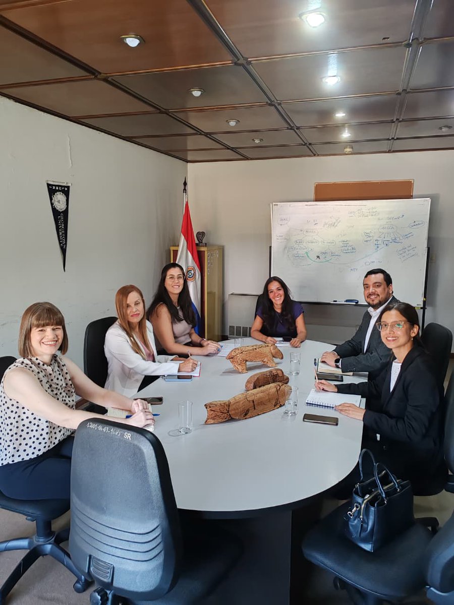 Autoridades del Viceministerio de Capital Humano del <a href="/MEF_Paraguay/">Ministerio de Economía y Finanzas - Paraguay</a>, encabezado por la viceministra Andrea Picaso, se reunieron con el Abg. Eduardo Escobar Said y la Lic. Ana Laura Cáceres, de la Asociación de Exestudiantes de 🇪🇸, para explorar líneas de colaboración con #BECAL