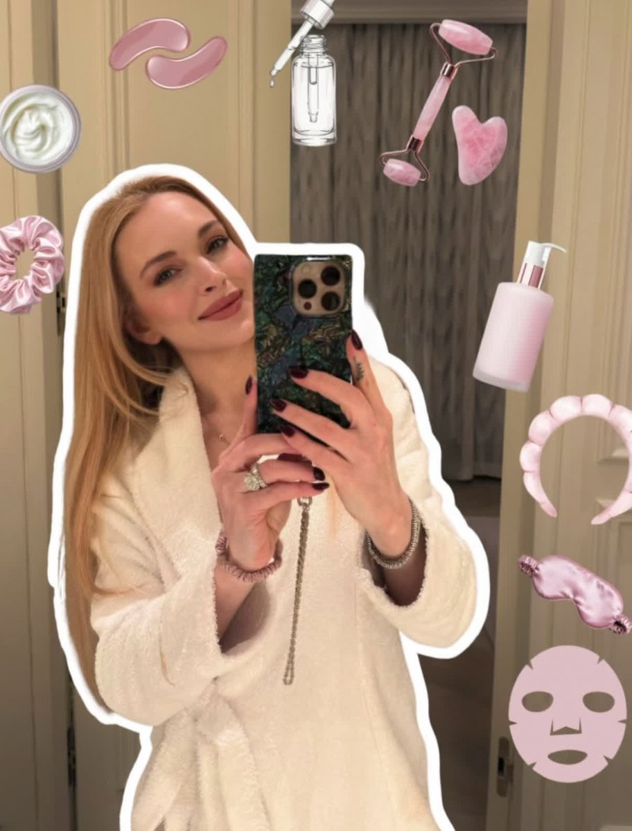lavitalohan's tweet image. Lindsay Lohan looks beautiful in new selfies.