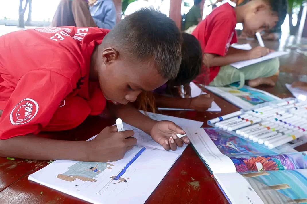 TimorMBO's tweet photo. The Movimentu Leitura ba Transformasaun Sosiál, engaged children (12/01) on the importance of the ocean and all its creatures. The children read and coloured the 'My Sea, My Timor' book to learn about the vital role of the ocean in Timor-Leste’s sustainable development 🇹🇱🌊🪸🐳 https://t.co/E80D1TqBnC