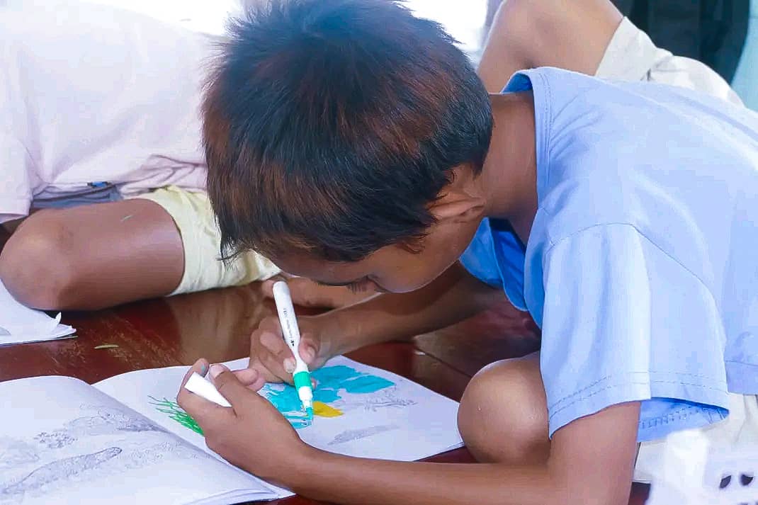 TimorMBO's tweet photo. The Movimentu Leitura ba Transformasaun Sosiál, engaged children (12/01) on the importance of the ocean and all its creatures. The children read and coloured the 'My Sea, My Timor' book to learn about the vital role of the ocean in Timor-Leste’s sustainable development 🇹🇱🌊🪸🐳 https://t.co/E80D1TqBnC