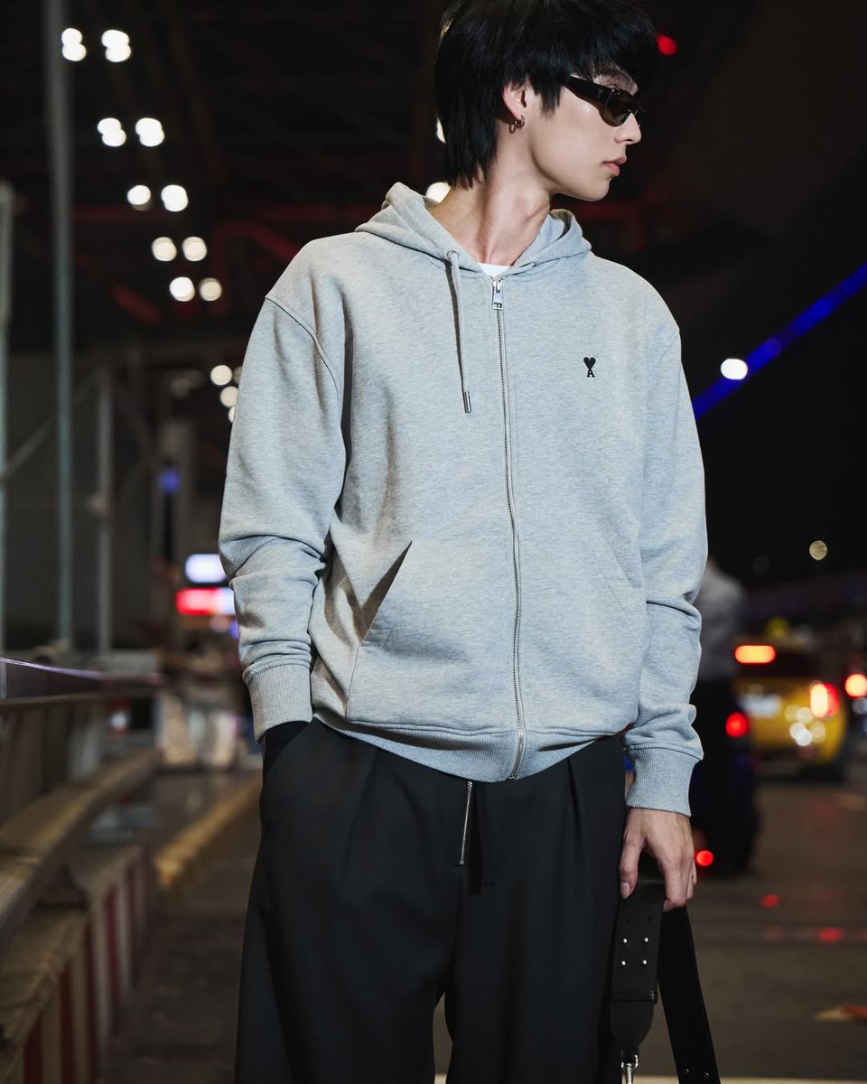 On his way to Paris to attend the Ami Paris Fall–Winter 2026 show, which will take place on January 22 at 2AM (TH), Bright pairs a grey top with black trousers. What look will he unveil on the show day? Fans, stay tuned 🙌🏻

#bbrightvc
#AmiParis #AmiFW26
#AmiParisXBRIGHT