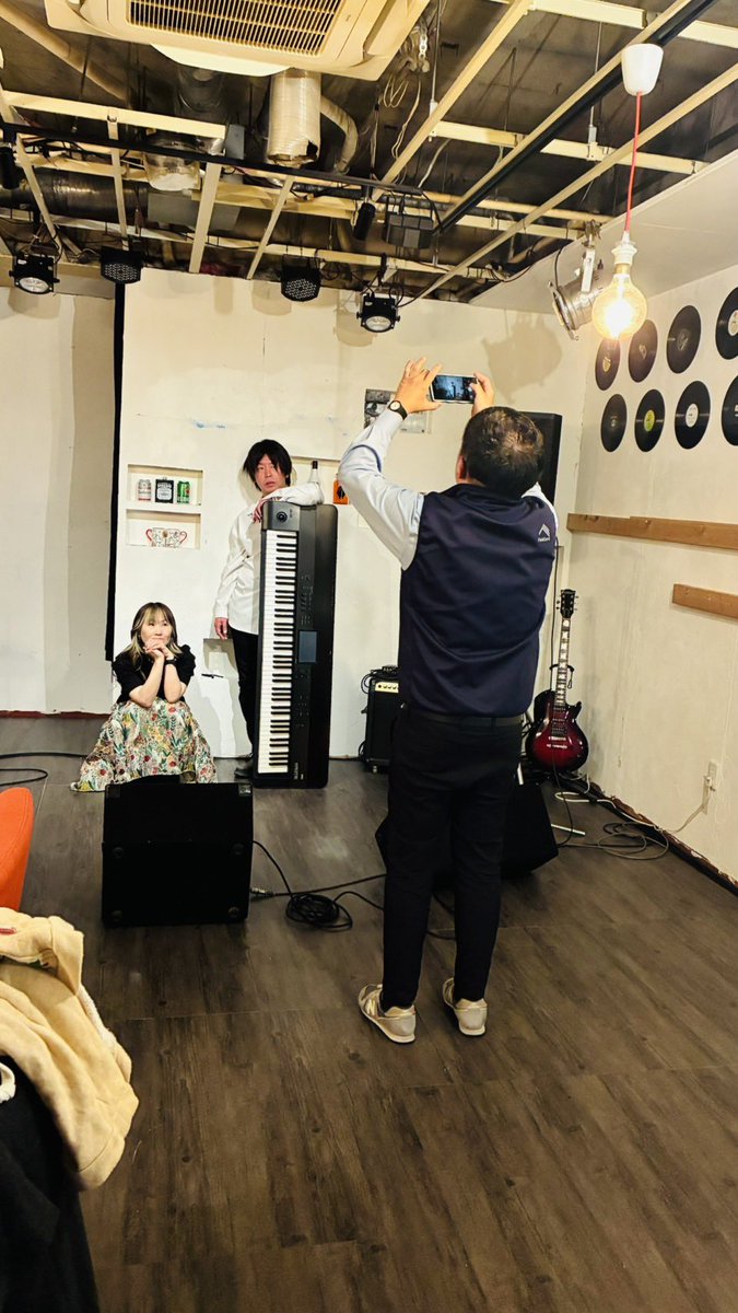 kensinging's tweet image. 今日はflu-waアー写撮影でした📸
@築地口バナナ喫茶

KITA坊主BANDのVo.KITA坊主さんと、Ba.よっしーも一緒にご参加頂き、皆で楽しく撮影出来ました🎵

それぞれの撮影も行えて有意義でした✨

よっしー色んなアイデア頂きながら、撮影ありがとうございました‼️🙇‍♂️

KITAさんもオフショット素敵でした🙏