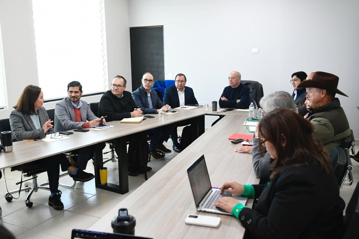 SegobCoahuila's tweet image. En atención a las prioridades de trabajo establecidas por el Gobernador @manolojim, el Secretario, @oscarpime, encabezó una reunión de trabajo con titulares de las diferentes áreas que integran esta Secretaría, con el objetivo de revisar los proyectos estratégicos para el 2026.