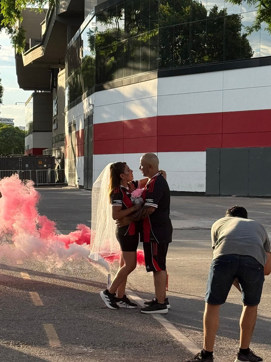 - "Anoche soñé con vos"
- "¿Qué soñaste?"
Mira que yo no creo en el matrimonio pero me haces una propuesta así y sin pensar te digo que si 🤍❤️🤍