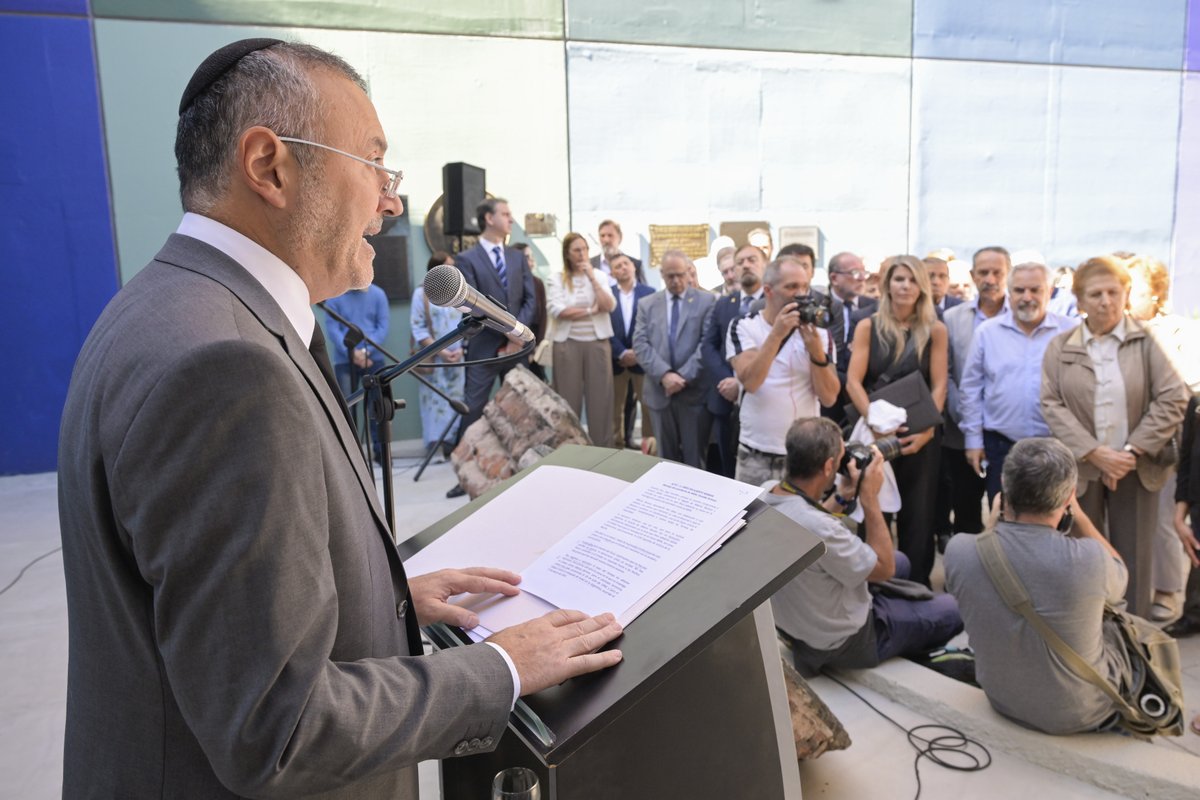 HOMENAJE A ALBERTO NISMAN Z´L
Esta mañana, en la plaza seca de nuestra sede de Pasteur 633, frente a la placa colocada en su nombre, se realizó un acto para rendir homenaje al fiscal Alberto Nisman z´l, a 11 años de su trágica muerte.
Autoridades, referentes judiciales y