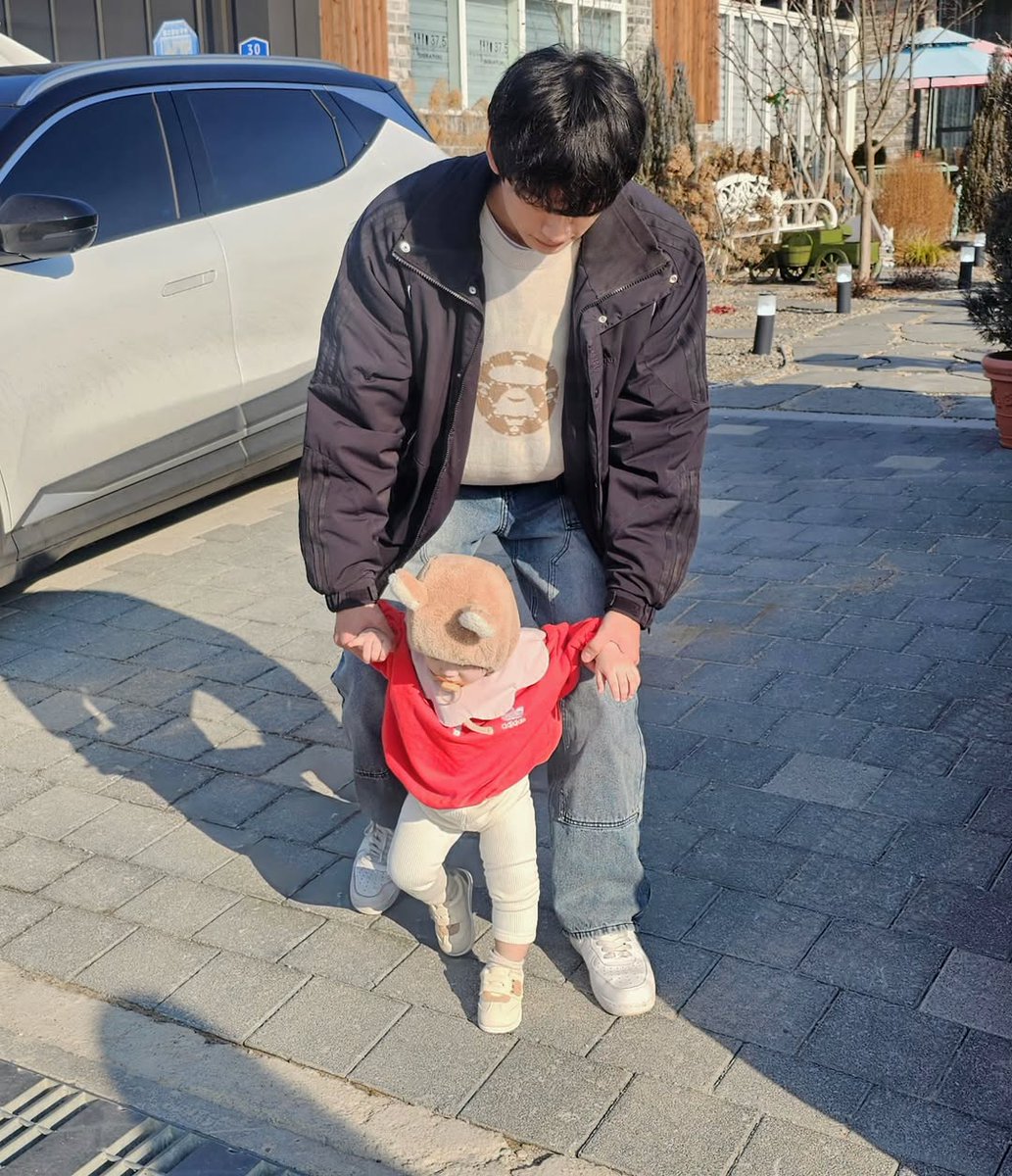 kimtaedongbr's tweet photo. [📸]Atualização de Taedong no instagram @//tae____dong (1/2)

"Passeio com o meu sobrinho(a)💚💜
(A última foto é um beef bourguignon que eu fiz 😘)" 

#OMEGA_X #오메가엑스   #TAEDONG   #태동 #iykyk  @OmegaX_members   @OmegaX_official https://t.co/OwzxzFSyOm