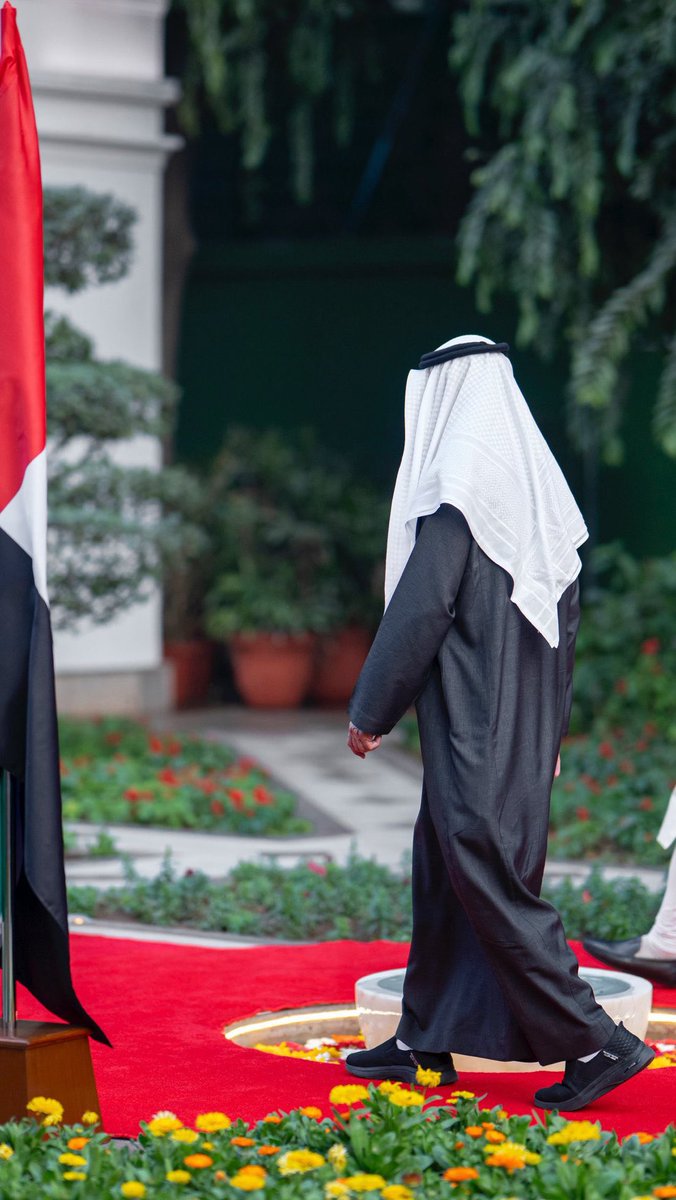 - اقسم بالله انك زعيم الشرق الأوسط وحامي الدار والخليج 🇦🇪❤️