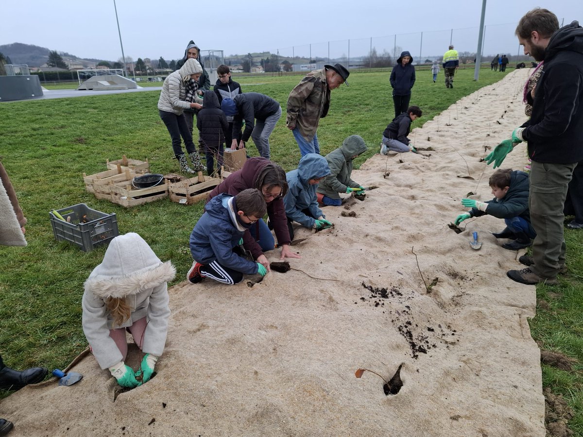 🌿 À #VilletteDeVienne, les enfants du CCJ ont planté une #Haie de 67 m ! Action menée avec les #chasseurs et soutenue par <a href="/OFBiodiversite/">Office français de la biodiversité</a> via #EcoContribution. Ces 67 m complètent les 8 km plantés cet hiver dans le département. Une belle énergie pour la #Biodiversité