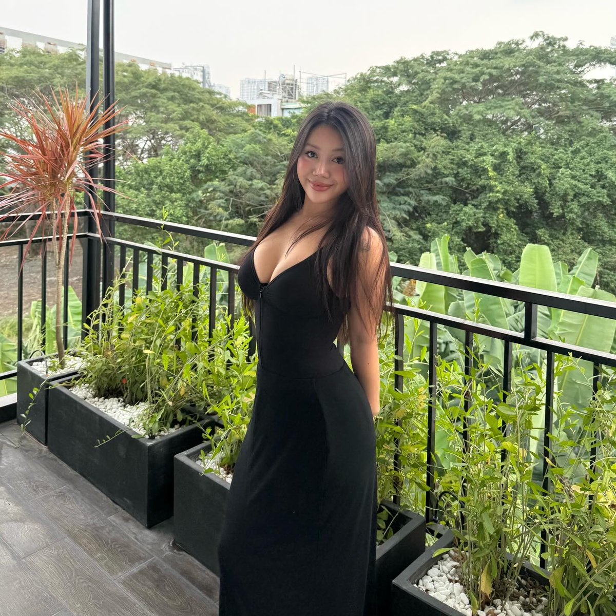 Feeling pretty, feeling present.
#saigon #saigonese #ootd #viet
