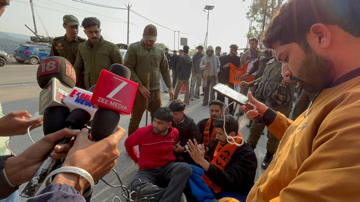 AbvpReasi's tweet photo. विद्यार्थी परिषद् ज़िला रियासी इकाई द्वारा जेके बोर्ड समर जोन 10वी और 12वी कक्षा में 15% रिलैक्सेशन को लेकर डिप्टी कमिश्नर रियासी को ज्ञापन देना चाहा परंतु डिप्टी कमिश्नर ने मिलने से इंकार कर दिया जिसको लेकर विद्यार्थी परिषद् ने कड़ा आंदोलन किया। 
@OfficeOfLGJandK @OmarAbdullah https://t.co/1eO1xfokju