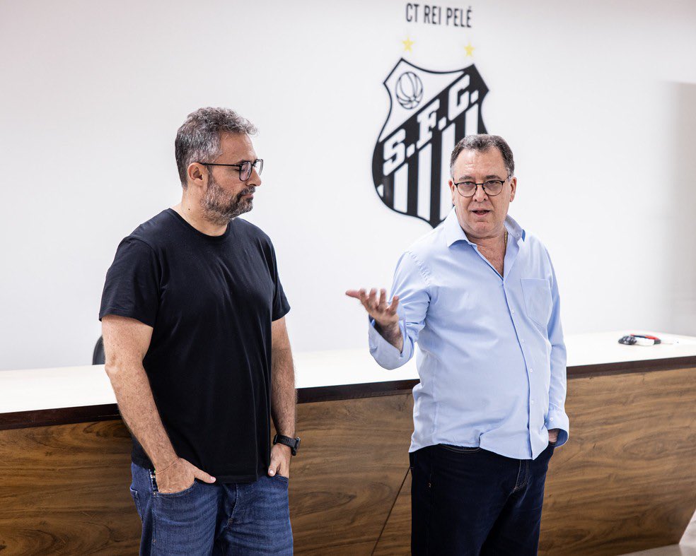 lucas_musetti's tweet image. Em agosto de 2025, o Santos lidou com duas situações importantes: o pedido de saída do Guilherme e o primeiro insucesso na negociação pelo Loyola.

Guilherme, ameaçado numa invasão ao CT, quase saiu. O Santos o convenceu a ficar. E sabia que ele sairia ao fim da temporada. O…