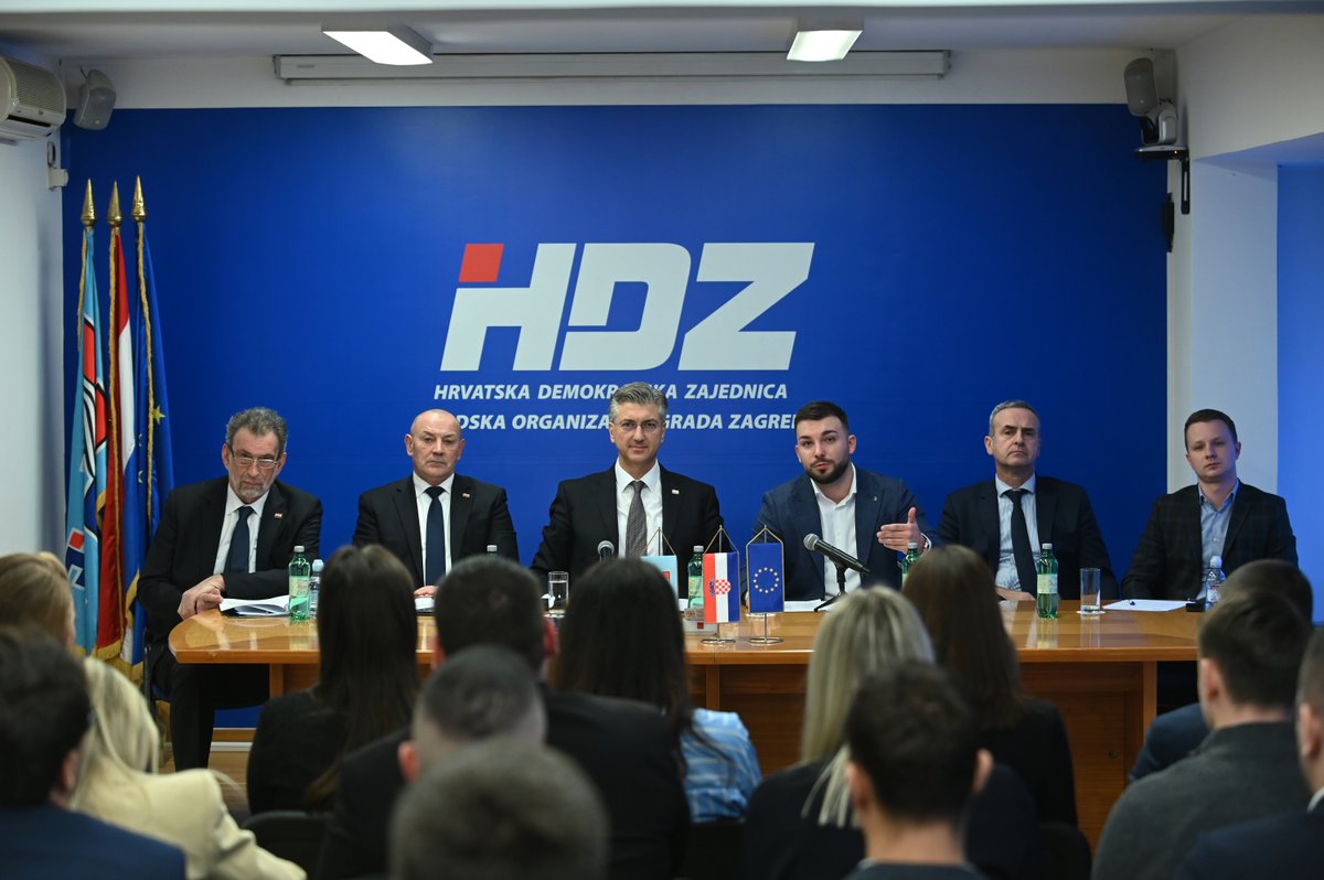 AndrejPlenkovic's tweet photo. Bilo mi je drago zajedno s potpredsjednikom @HDZ_HR @tomo_medved, glavnim tajnikom @KKaticic i ministrom Fuchsom sudjelovati na sjednici Predsjedništva @HDZmladez @JurakTin. 

Važno je da, kao i dosad, budete vidljivi, angažirani i hrabri za političko djelovanje te da svojim predlaganjem inicijativa i politika kontinuirano pomažete @VladaRH u poboljšanju kvalitete života mladih u 🇭🇷. #HDZ okuplja sve generacije, a upravo su mladi nositelji odgovora stranke i društva na nove izazove i prilike!