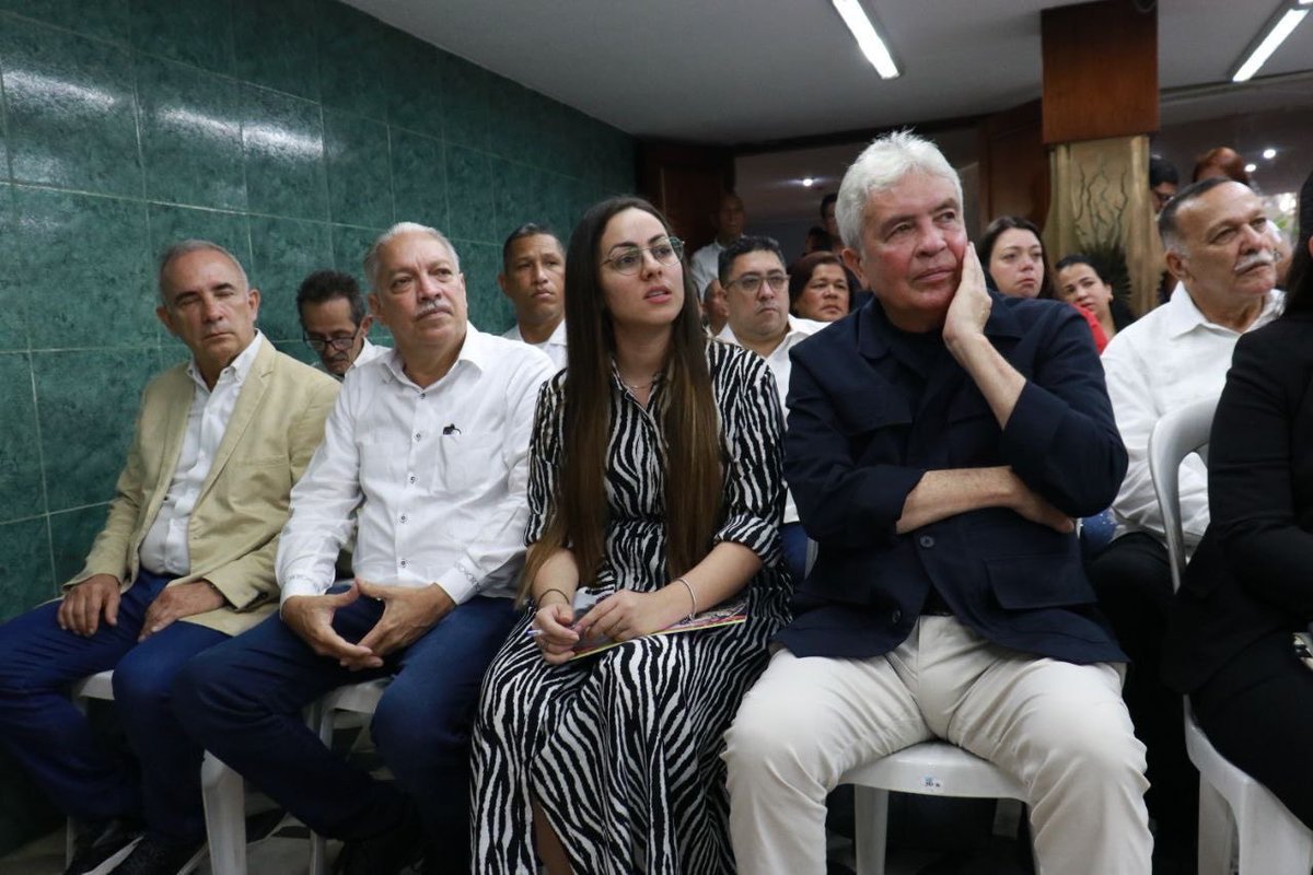 pinfantea's tweet photo. En la embajada de Cuba consignamos el Acuerdo en homenaje a los mártires caídos durante la intervención militar contra Venezuela, aprobado por unanimidad en la Asamblea Nacional. 

Rendimos tributo a los hermanos cubanos asesinados y sus familiares. Todo nuestro reconocimiento y agradecimiento. 

La hermandad Cuba Venezuela es inquebrantable.